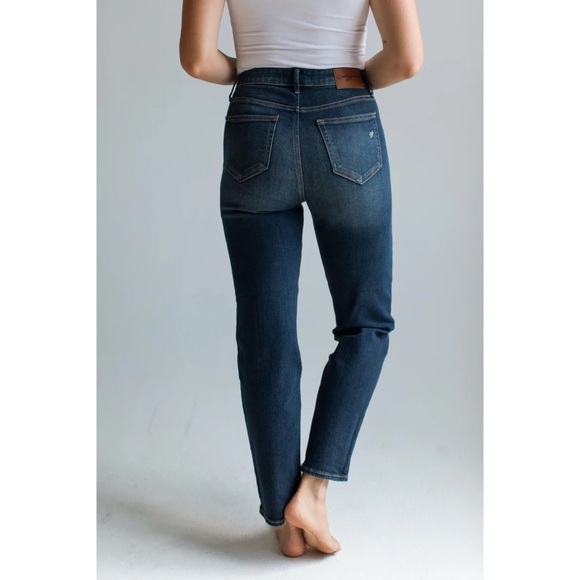 CJLA Carly Jean Chrissy Classic Vintage High Rise Straight Jeans in Dark Wash 17 - Picture 5 of 15